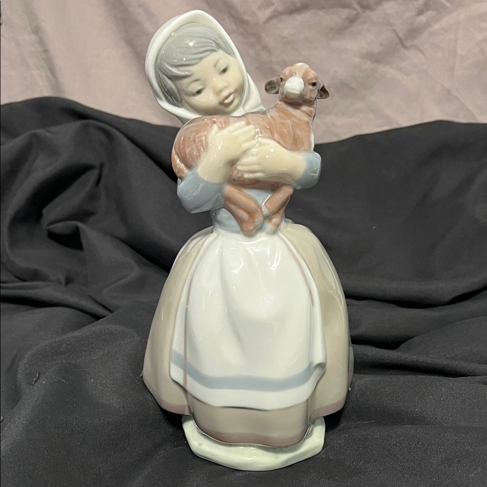 Vintage RETIRED Lladro Nao #120 GIRL HOLDING LAMB Figurine